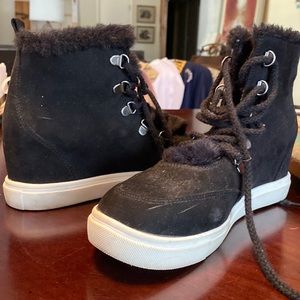 Women’s black boots with fur